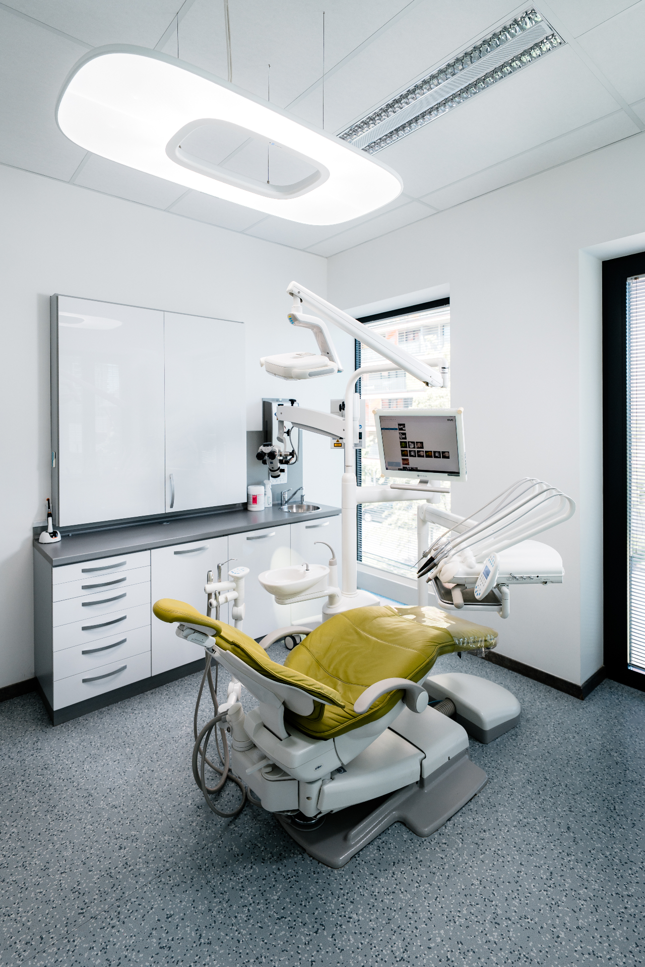 Ordinace Dentální hygieny PLUS Praha — moderní zákrokový sál s vybavením EMS AIRFLOW® a PIEZON®